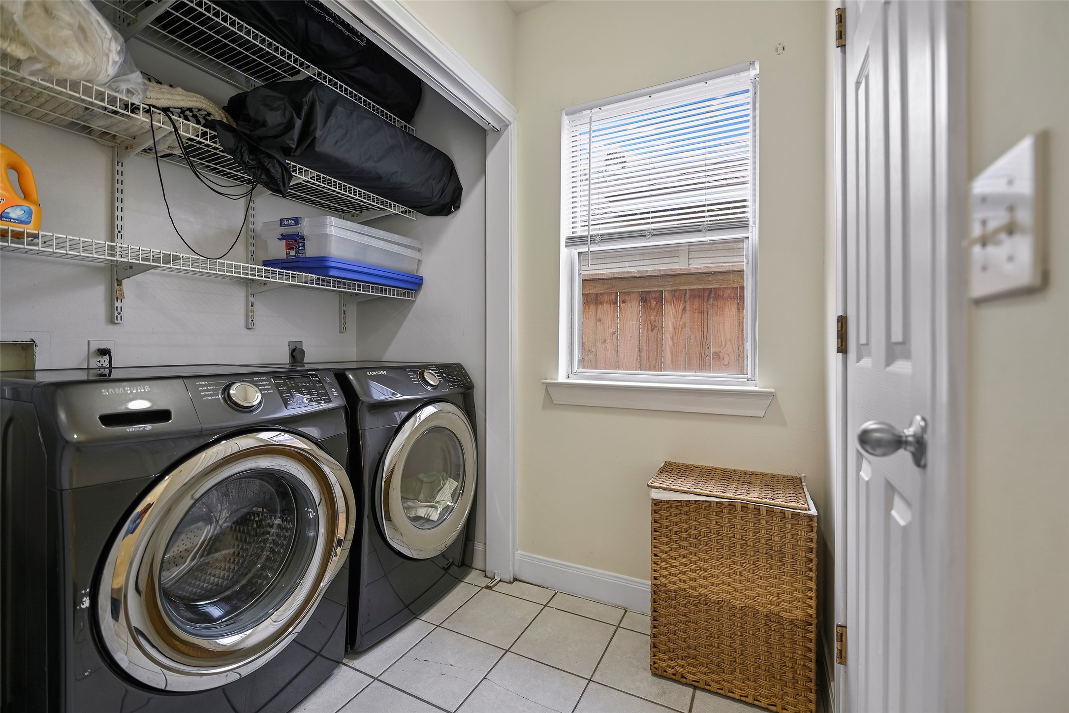 WASHER/DRYER STAY with downstairs unit!