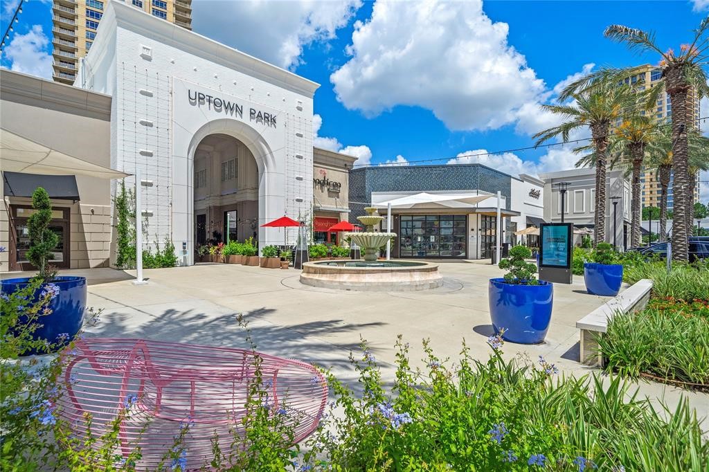 Visit Uptown Park for a high-end outdoor shopping experience and roam around the upscale boutiques, restaurants, top wine bars, and cafes throughout the area.