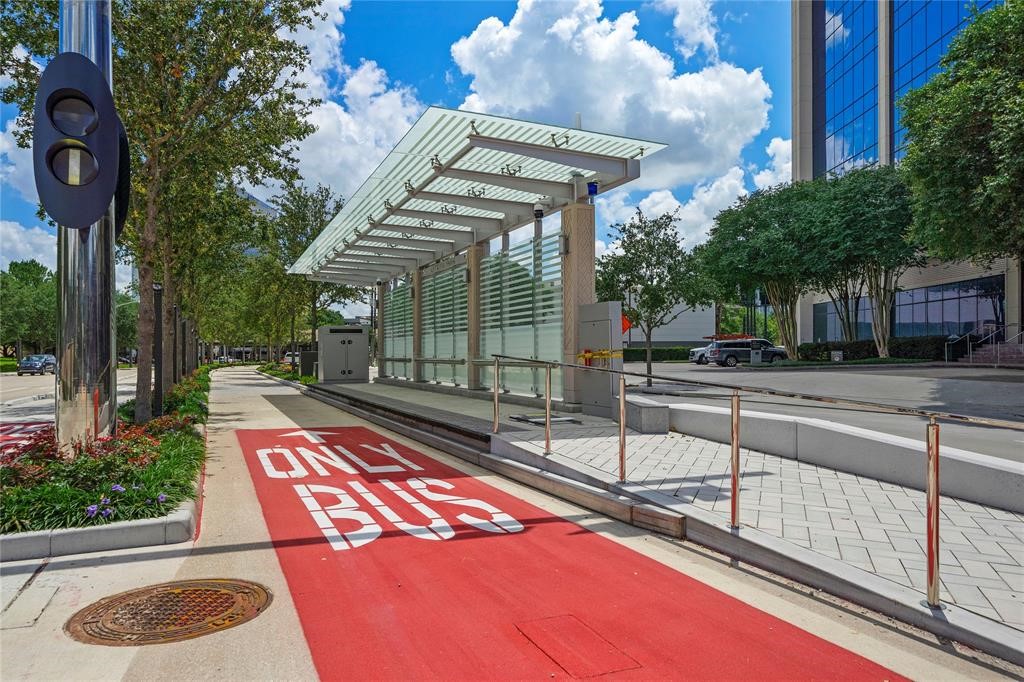 Commute and easily get around Houston from the Galleria area with the highly-accessible METRORapid Silver Line buses.