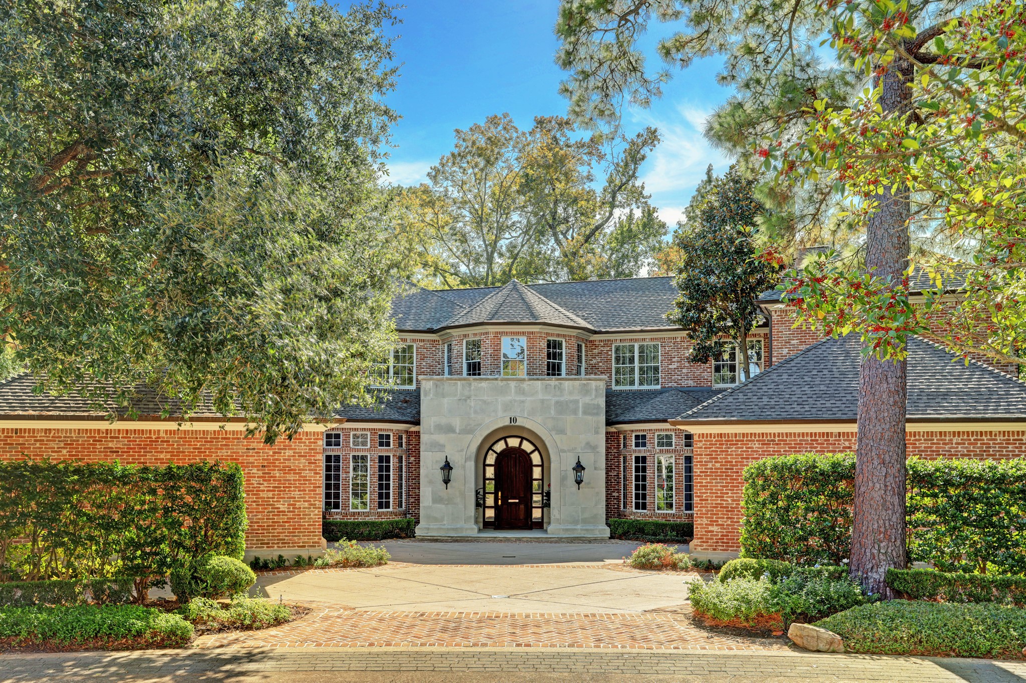 [Front Elevation]
The upscale neighborhood of Arlington Court, a pocket neighborhood of only 68 homes, boasts one of the finest locations inside Houston’s inner Loop. The magnificent home at 10 E. Bend, positioned on a 43,918sf lot, offers an interior location that overlooks the deep wooded ravine that traverses the neighborhood.