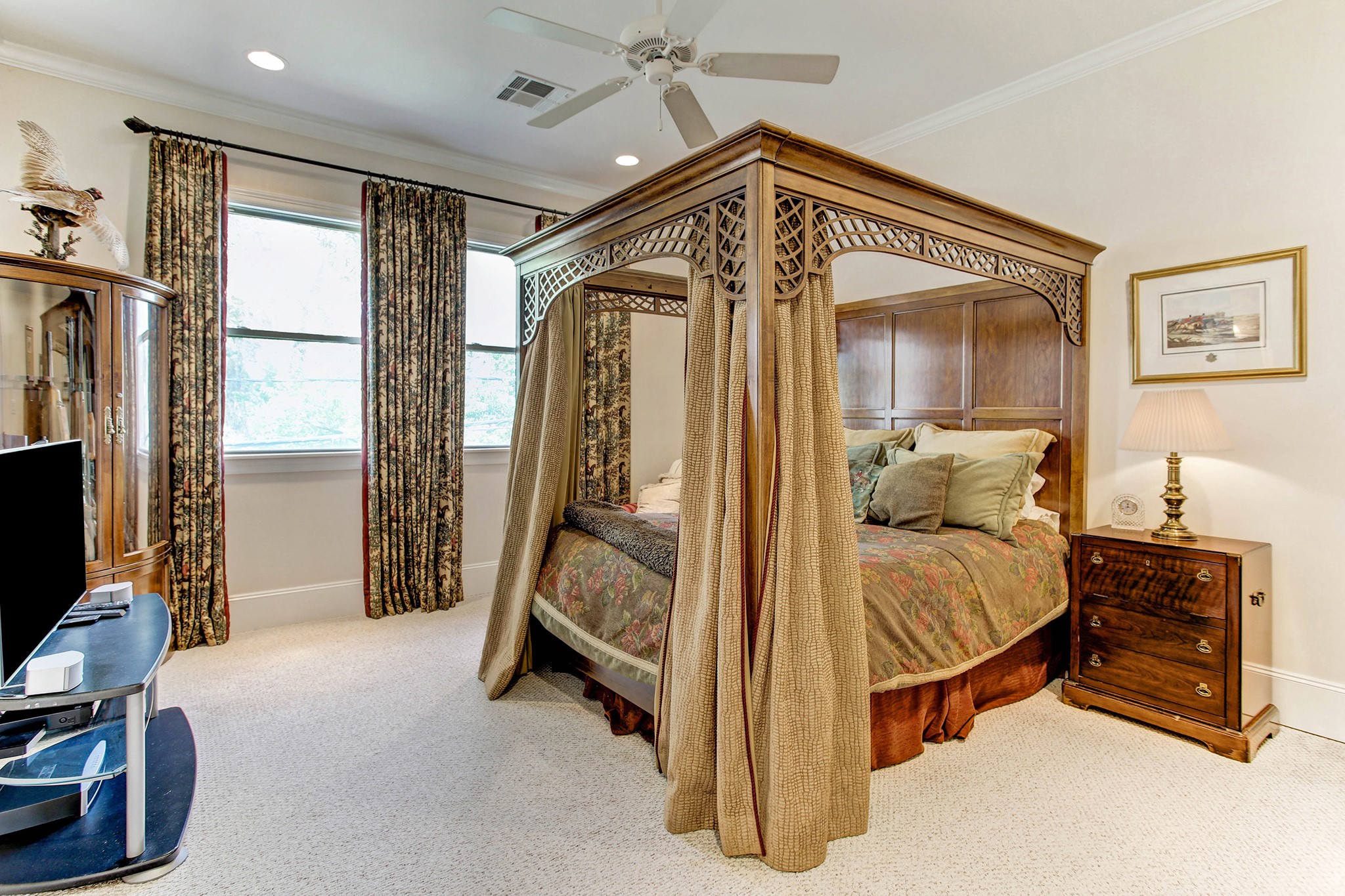 Generous sized secondary bedroom with en-suite bath.