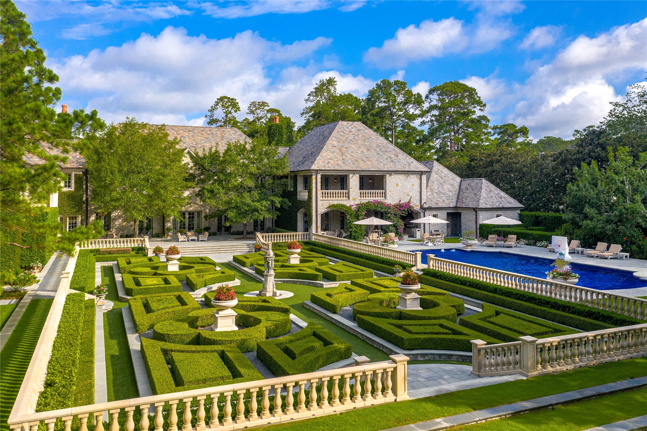 Perfectly sculpted gardens and wooded pockets offer endless exploration and admiration, the impressive views are breathtaking from anywhere on the grounds.
