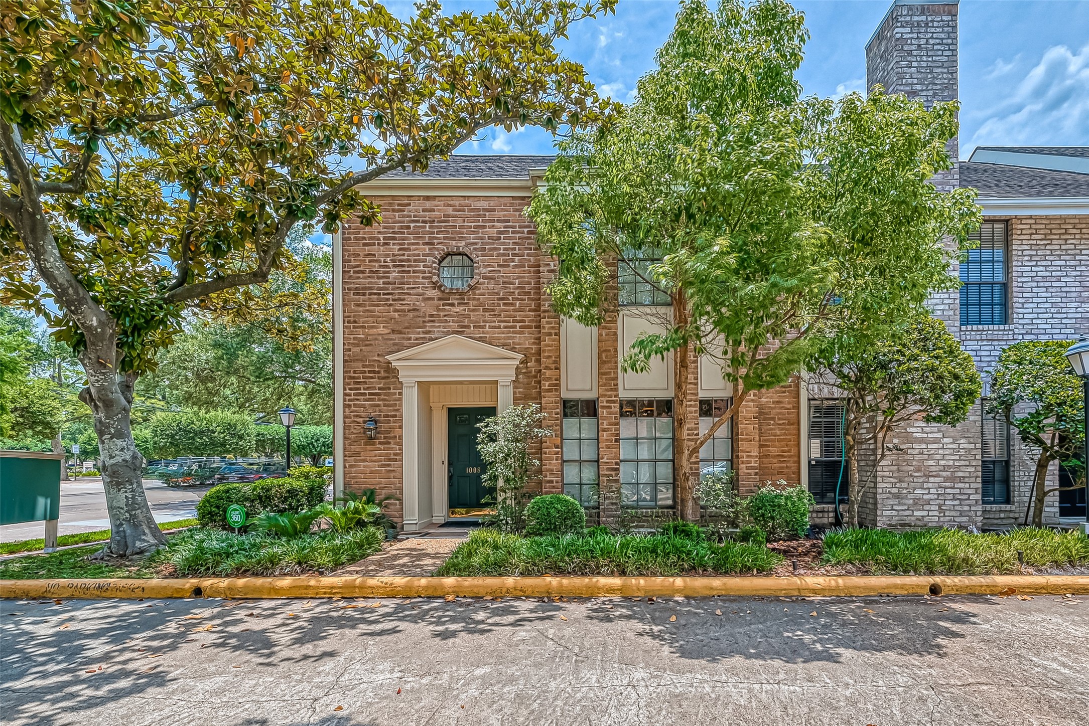 Beautiful traditional elevation in the heart of the Galleria Area.