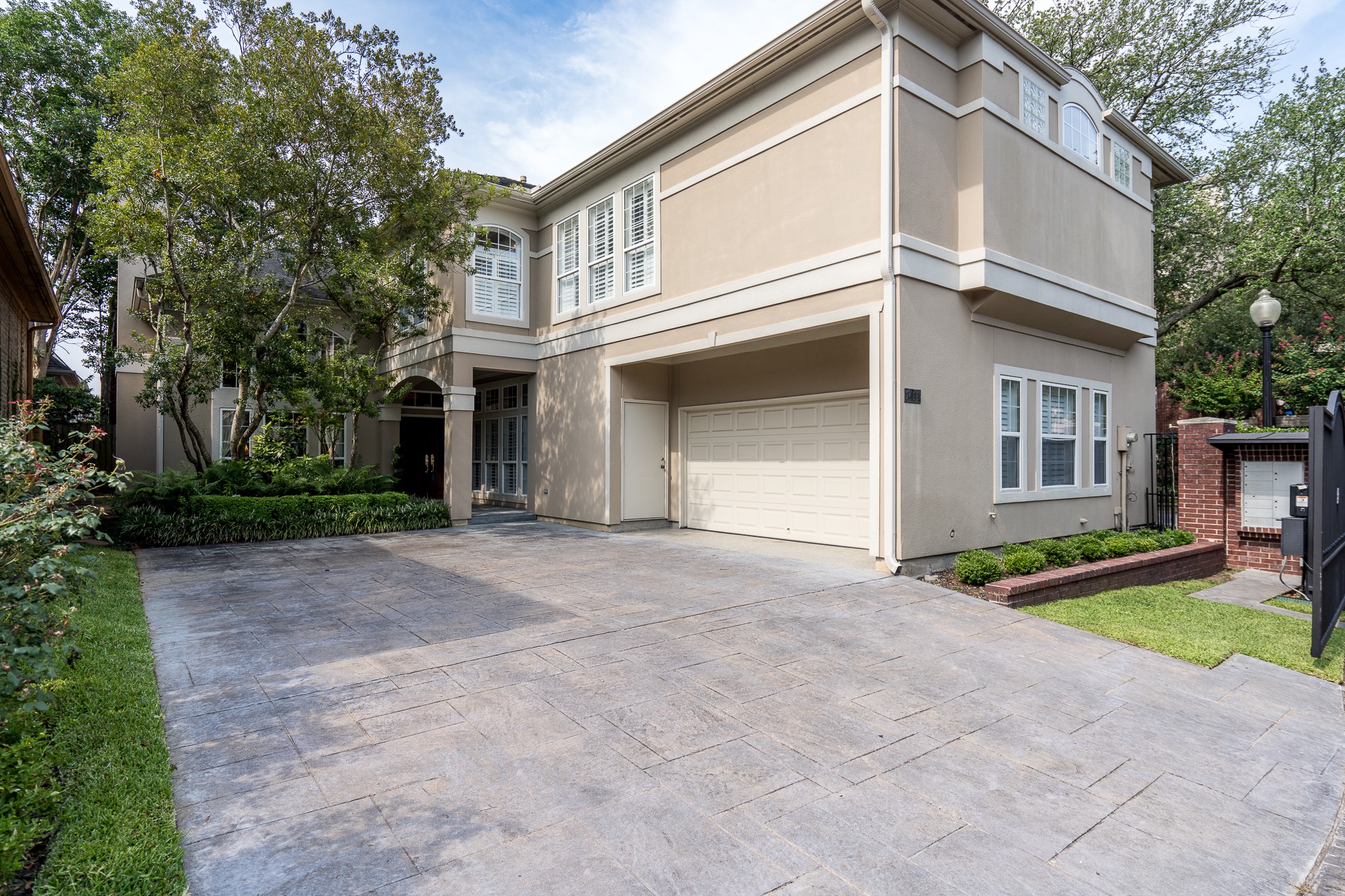 Great curb appeal! Plenty of driveway space for guests to park.