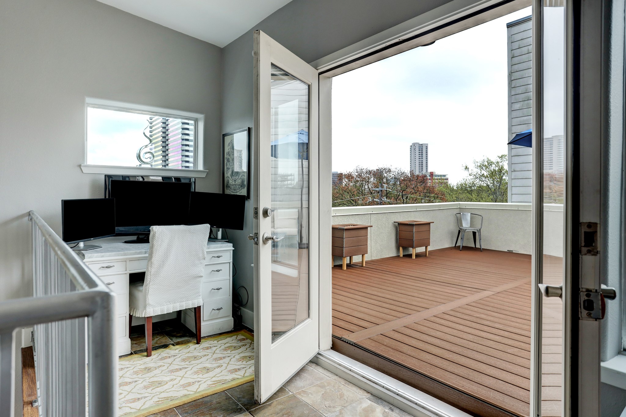 A great work-from-home hide away that leads to a large roof-top terrace.