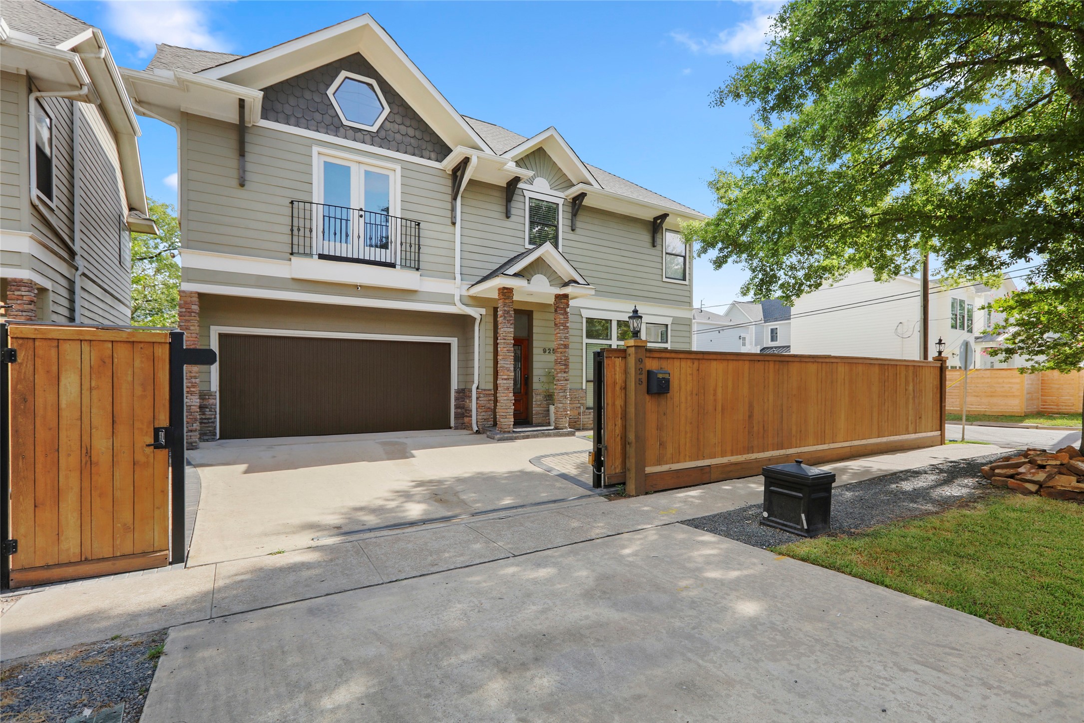 Welcome home, this is sought out neighborhood in the Heights. Automatic driveway gate with pedestrian gate with security code access. Garage has epoxy coating floors.