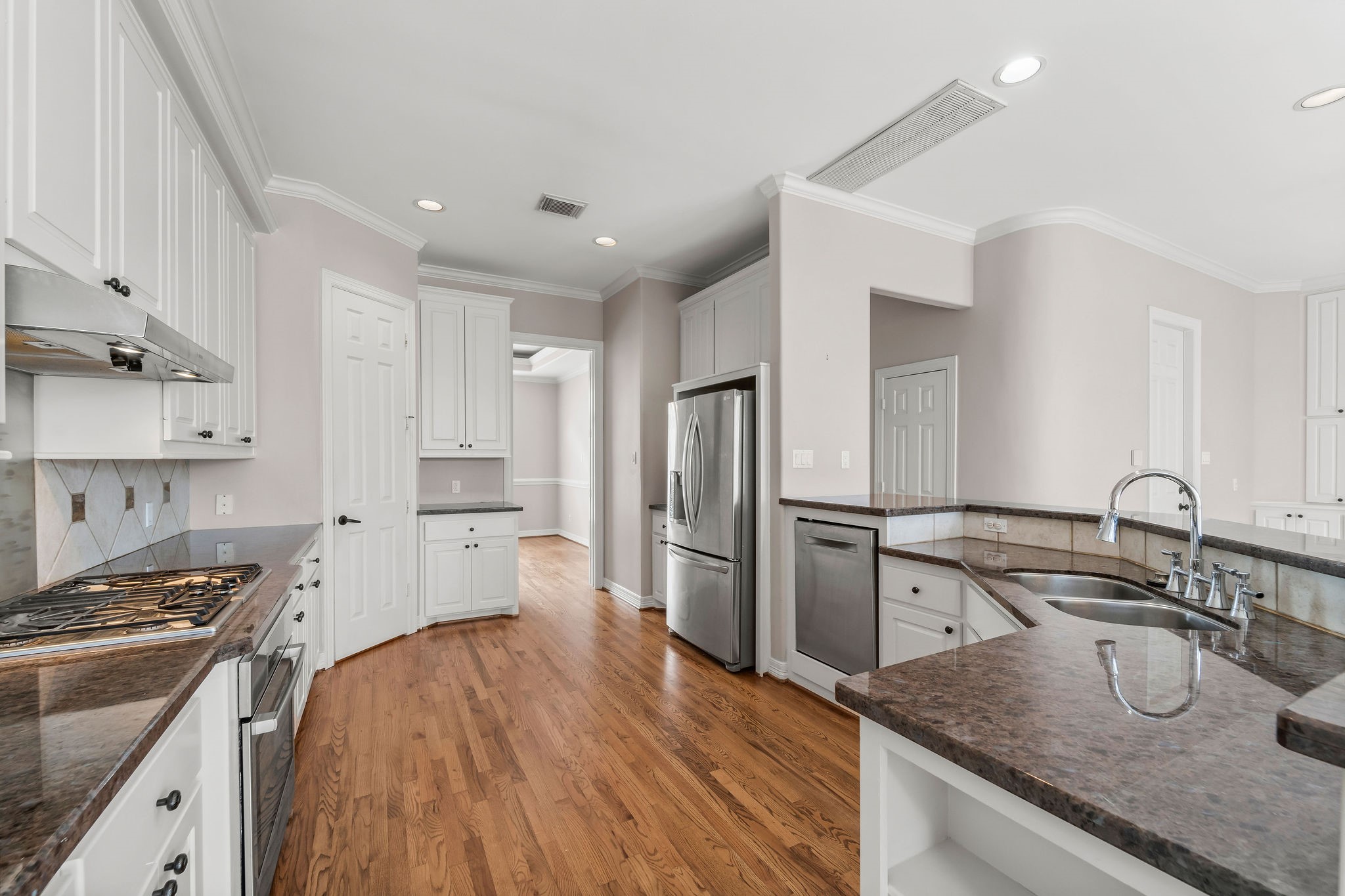 Stainless steel Bosch appliances, granite countertops, tons of storage and a pantry. Elevated Dishwasher offers easy loading and unloading.
