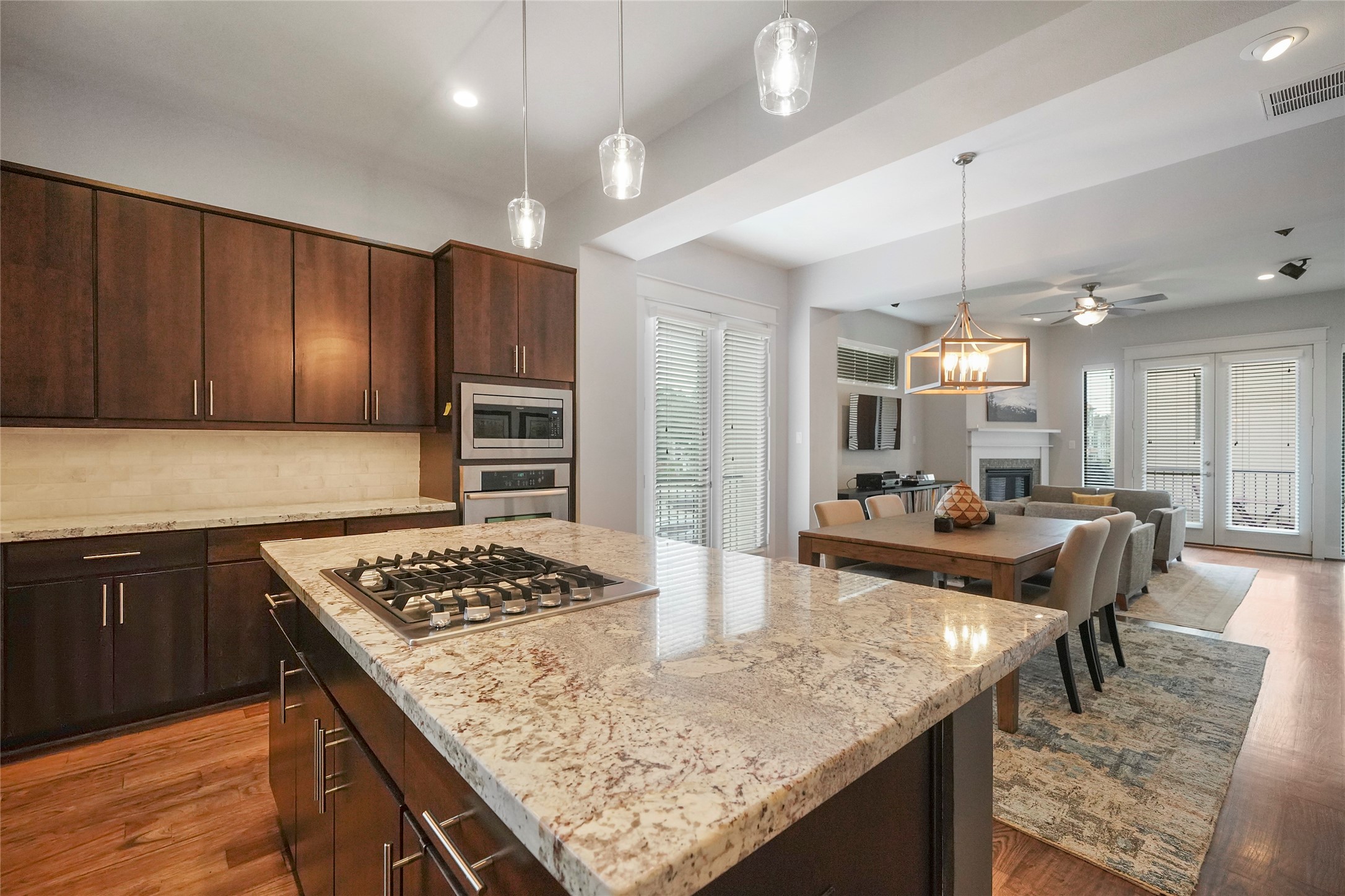 Anyone who likes to cook will feel right at home in this kitchen.  But if you prefer to bring take out home, Door Dash delivery or any combination, this kitchen makes it easy !