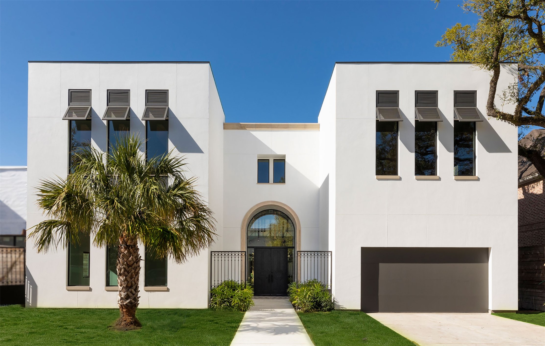 The House of Many Palms is on the 4000 block of Essex, a street known for contemporary architecture and its leafy canopy of mature Live Oaks.
