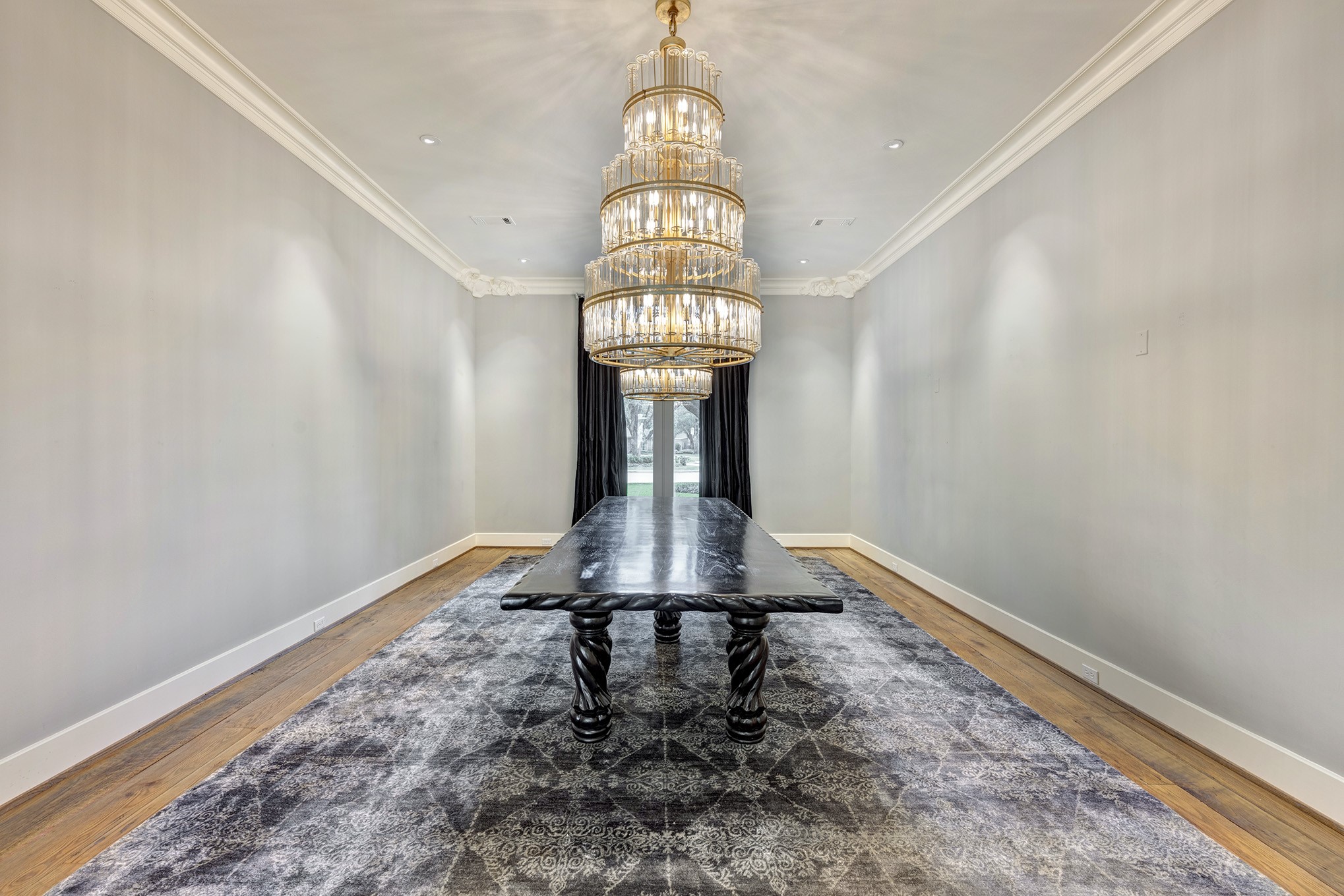 Spacious formal dining room with hallway to butler's pantry and kitchen, and arched opening to wet bar. Tall ceilings allow for large art installations and entertaining for large groups!