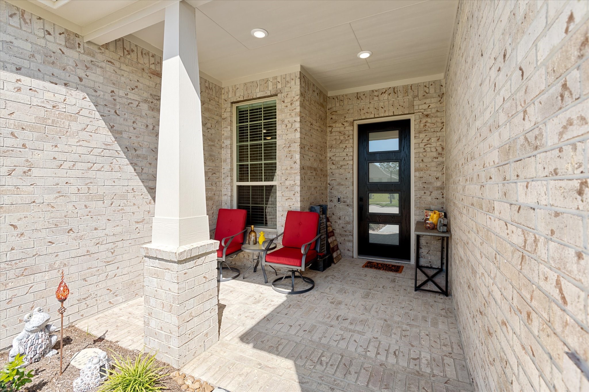 WELCOME HOME TO THIS!Great front porch to sit and relax in the mornings with your coffee.