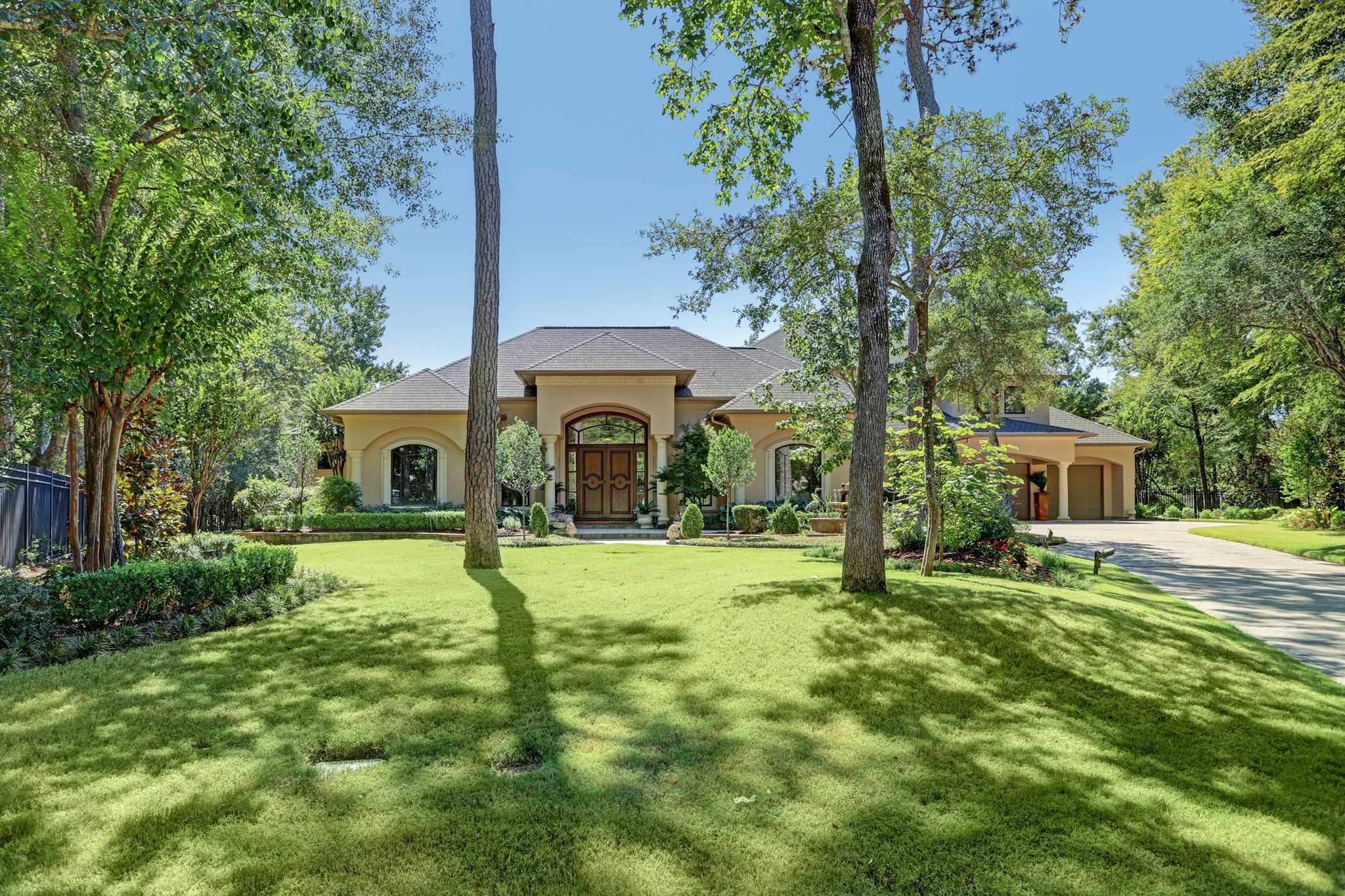 WELCOME TO 7 WINSLOW WAY IN THE VILLAGE OF CARLTON WOODS - 4/4.5/3 - beautiful custom home built by Robin Rueby on 3/4+ wooded cul-de-sac lot in the heart of guard-gated Carlton Woods