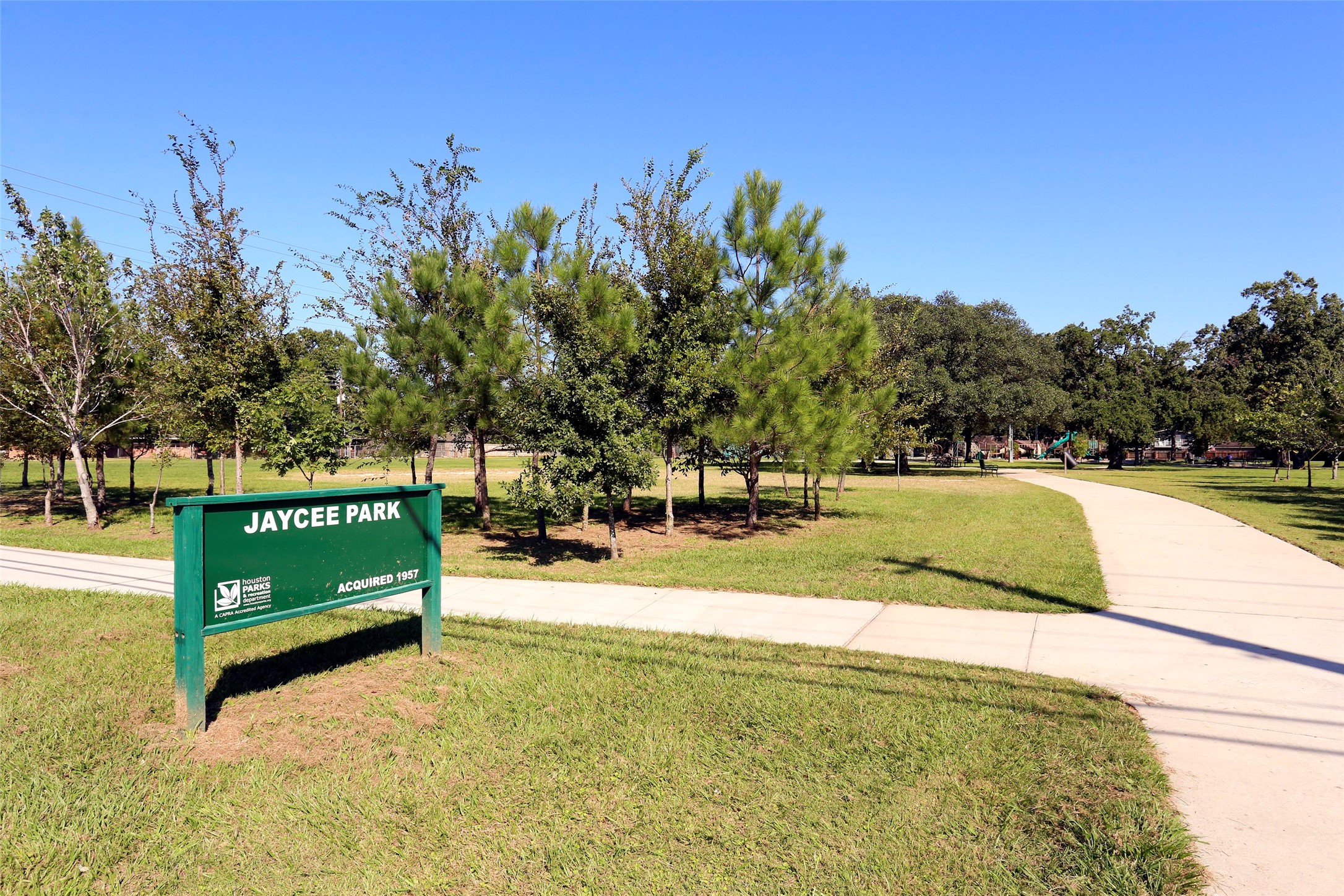 Palisades Park: Located in one of Houston's most desirable neighborhoods. Easy access to all major highways, the community is only minutes from Memorial Park, The Heights, Galleria, Downtown & Washington Corridor & many recreational parks at walking distance.