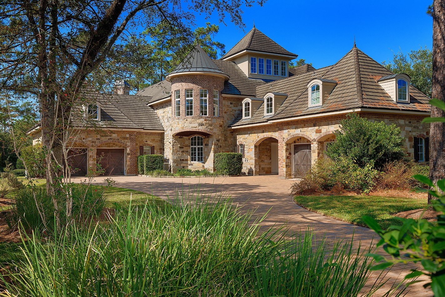 Exquisite custom Tommy Bailey home on the Gary Player Golf Course in gated Gary Glen!