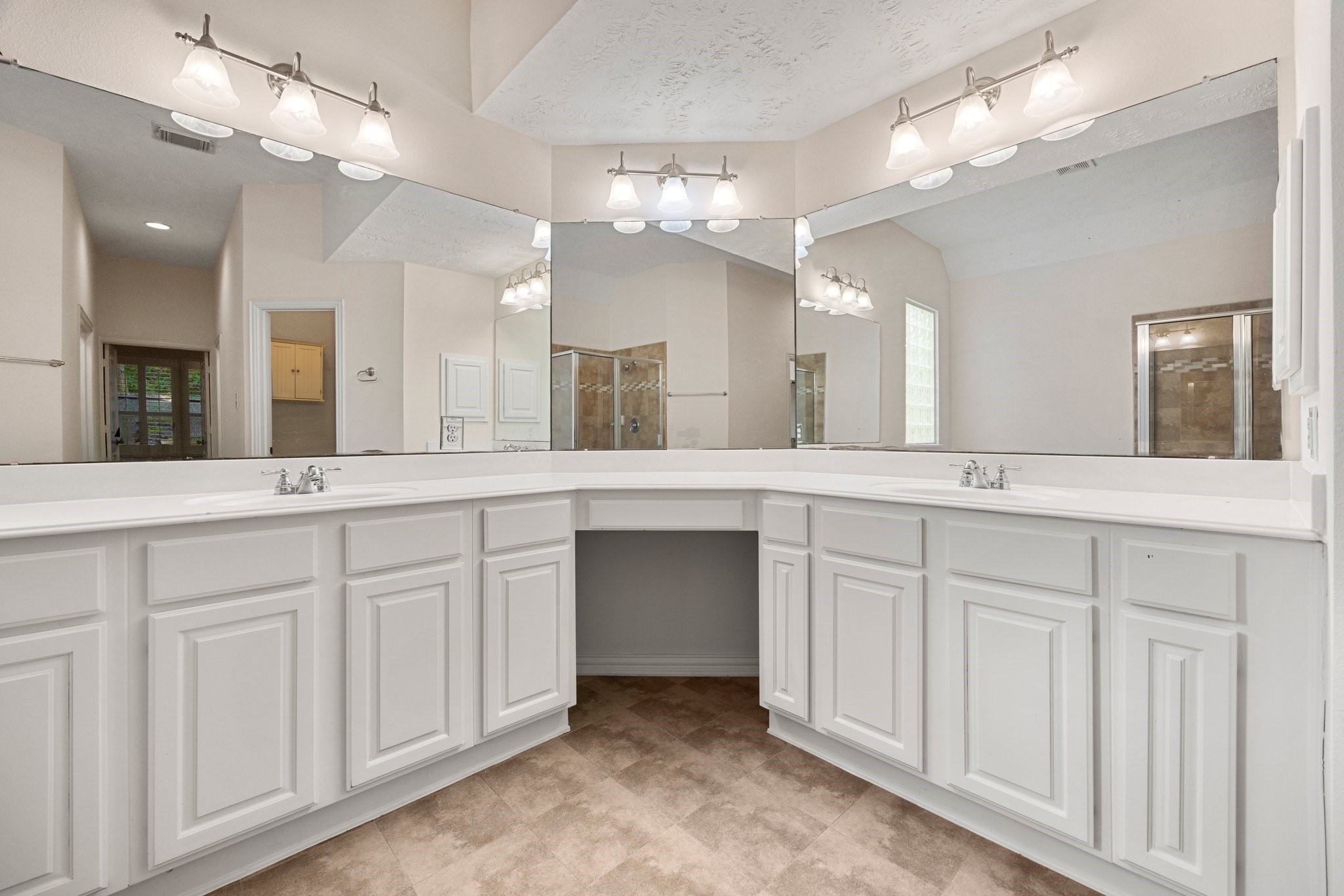 Soaker tub and vanity area