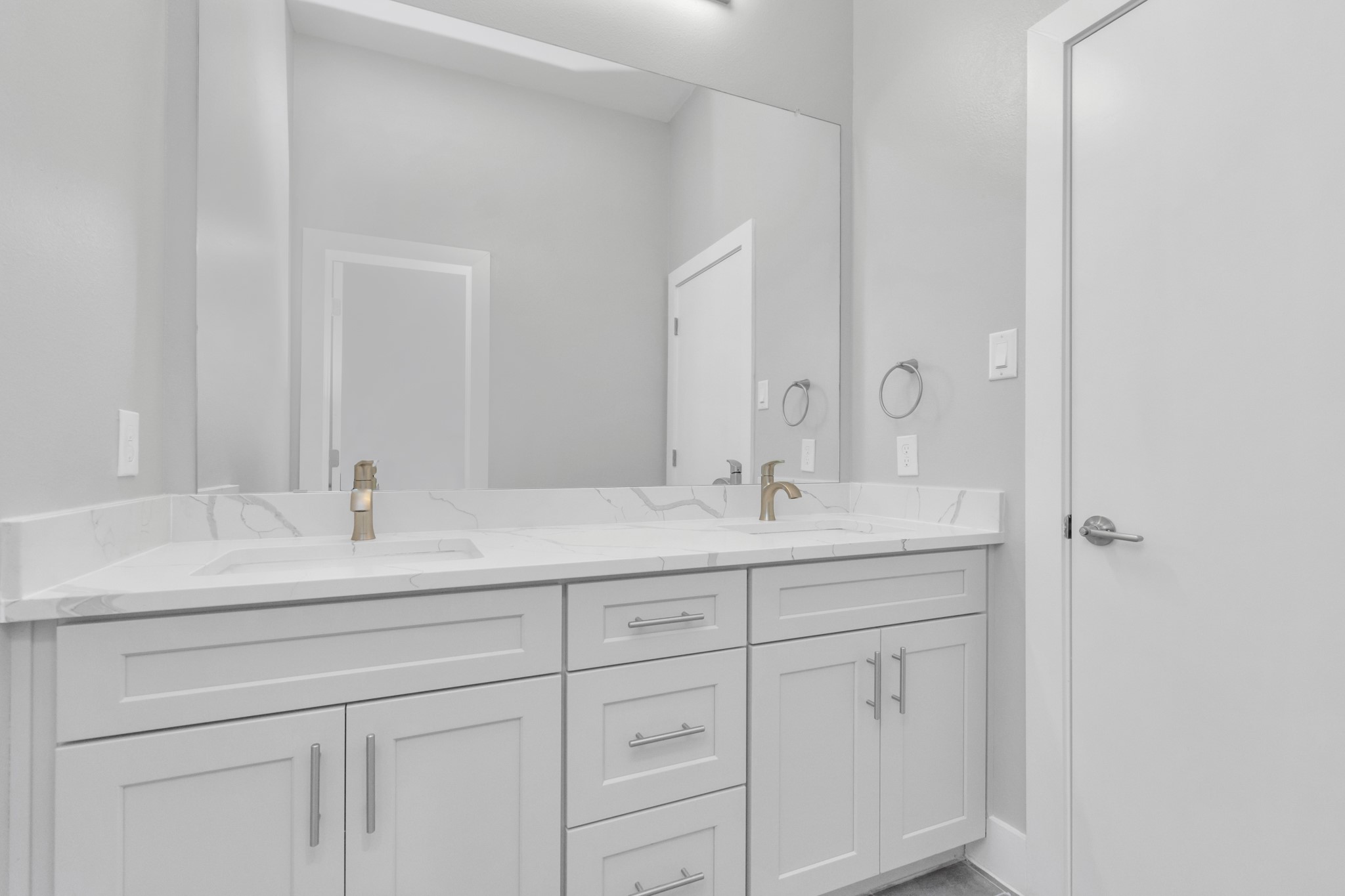 Secondary Bathroom for guests or family!
