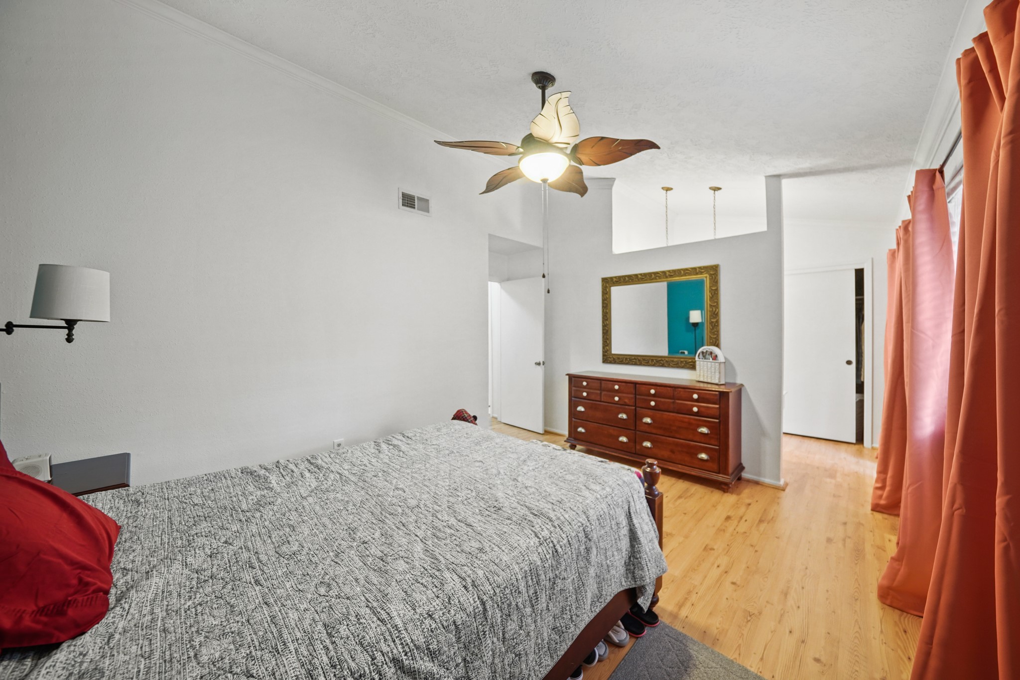 You’ll have sweet dreams in this luxurious owner's suite with neutral paint, wood laminate flooring, a soaring ceiling and plenty of space for large comfortable furnishings.