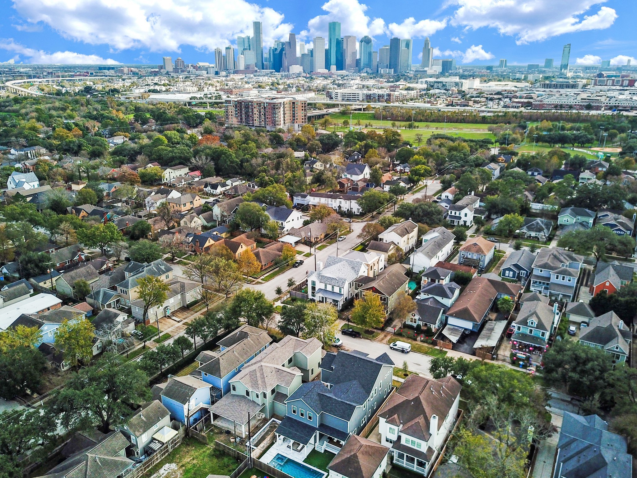 This beautiful block is close to Downtown, fantastic parks, freeways, great local shopping and dining, and top-rated Houston ISD schools, including Travis Elementary.
