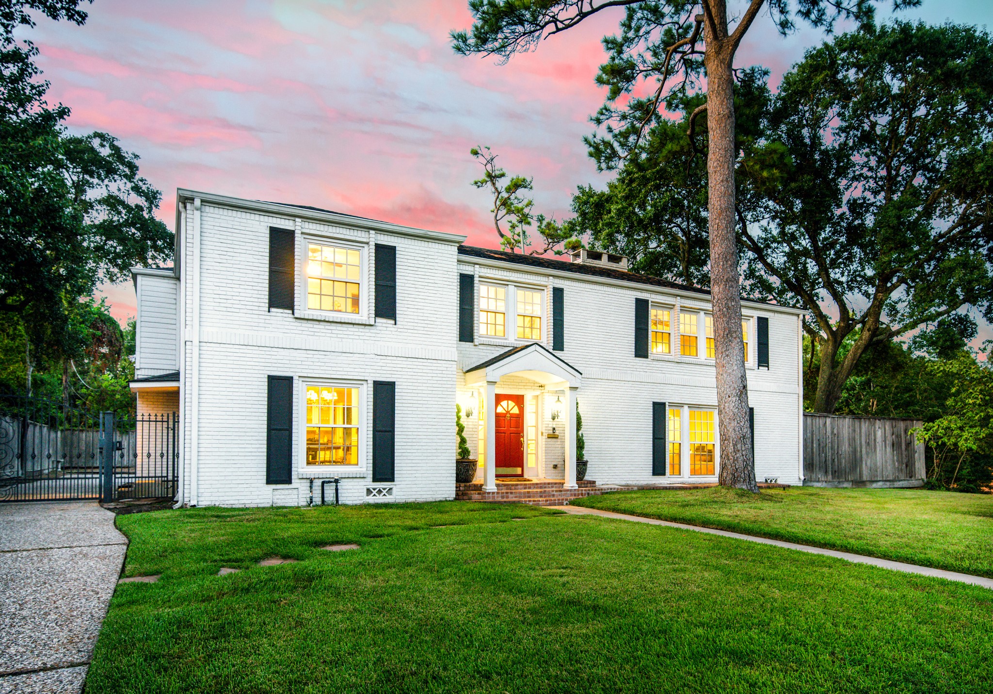 This exceptional River Oaks residence in located in the highly desirable St. John's quadrant of the neighborhood. The lot size is just under 14,000 SF per HCAD. Steps to to Houston's historic River Oaks Boulevard lined with roses on the esplanade.