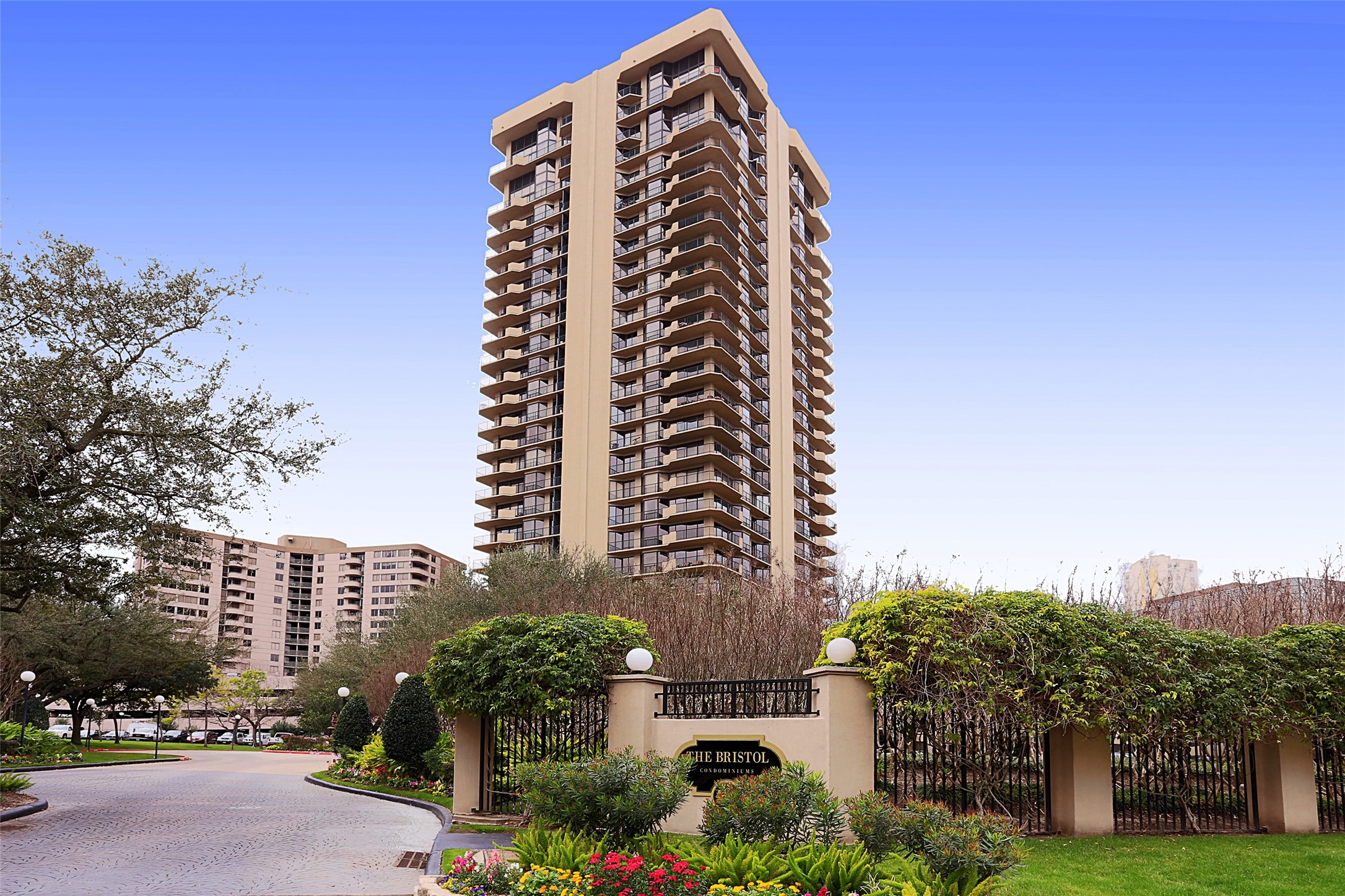 The Bristol is a full service, 27 story condominium in the Galleria area, within walking distance to Houston's finest shopping and great restaurants. Convenient, easy, and fast access to both Highway 59 and Loop 610.