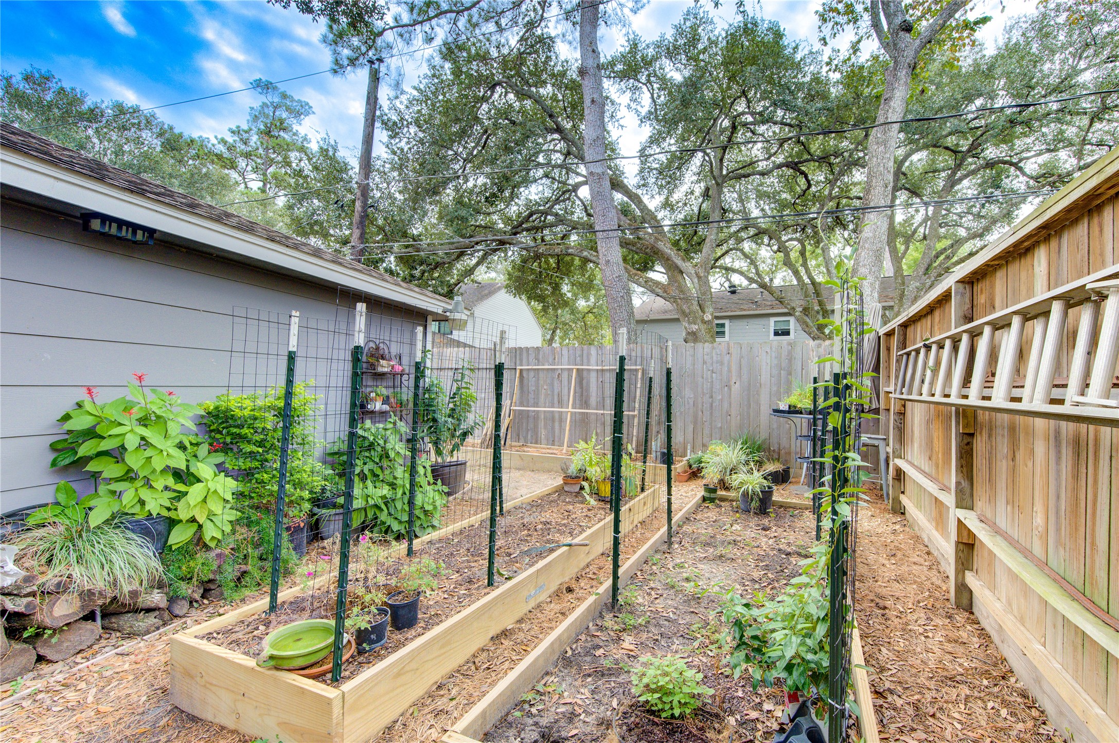 With so much green space in the backyard, the Seller has designed a vegetable garden next to the garage. Grow your own vegetables at home!