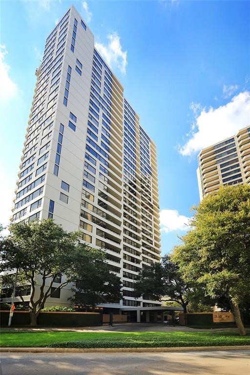 Experience all the benefits of full-service high rise living at The Greenway.