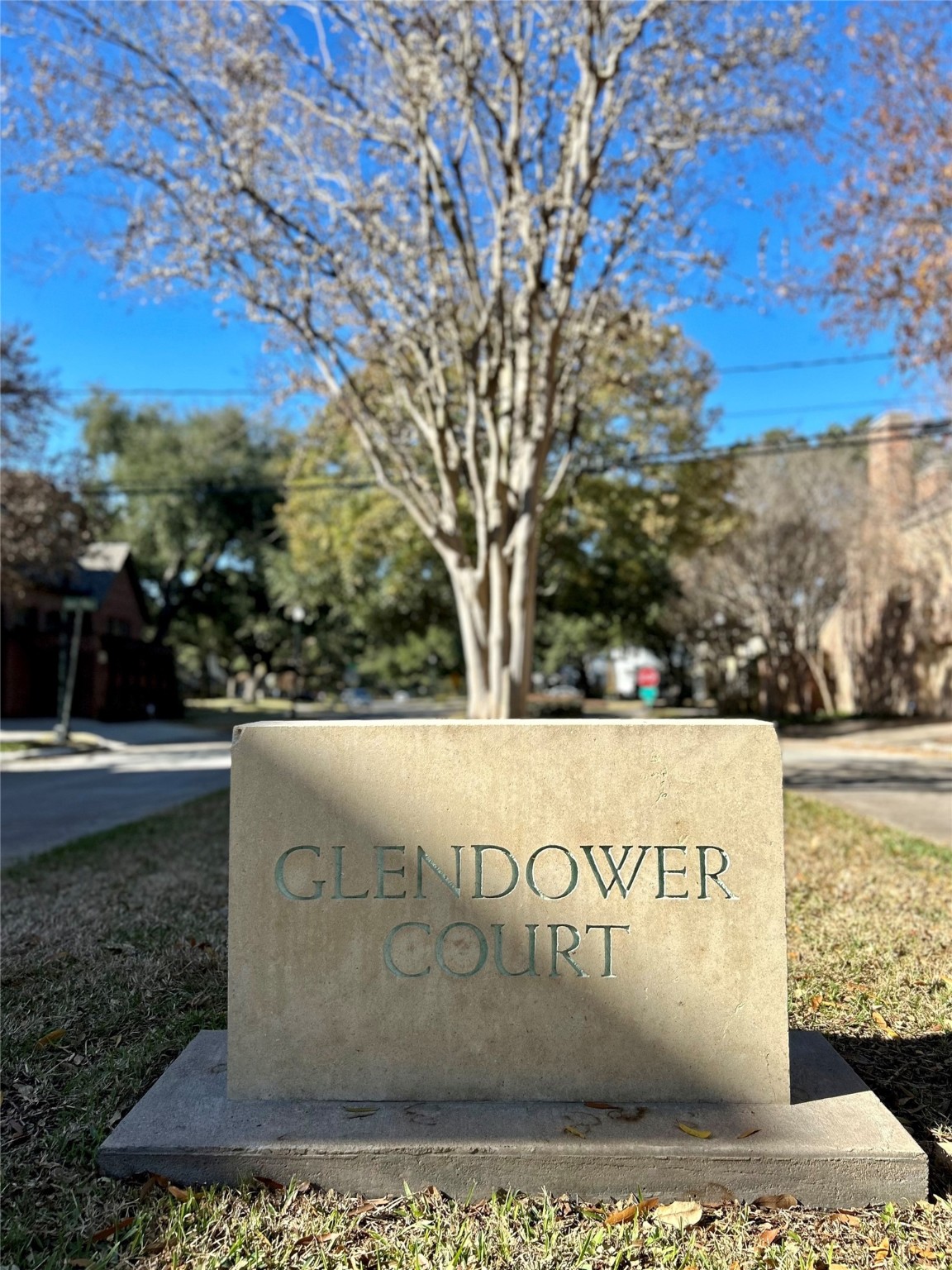 Located in the Glendower Court neighborhood of River Oaks with private security patrol as part of the HOA dues. Stroll the neighborhood and enjoy.