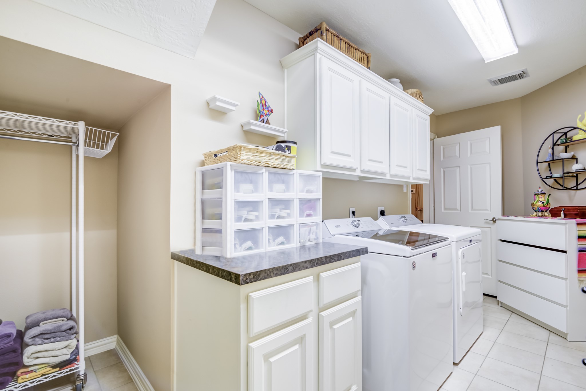 Full guest bathroom located between two guest rooms. Granite counter top, under mount sink, tub/shower combo.