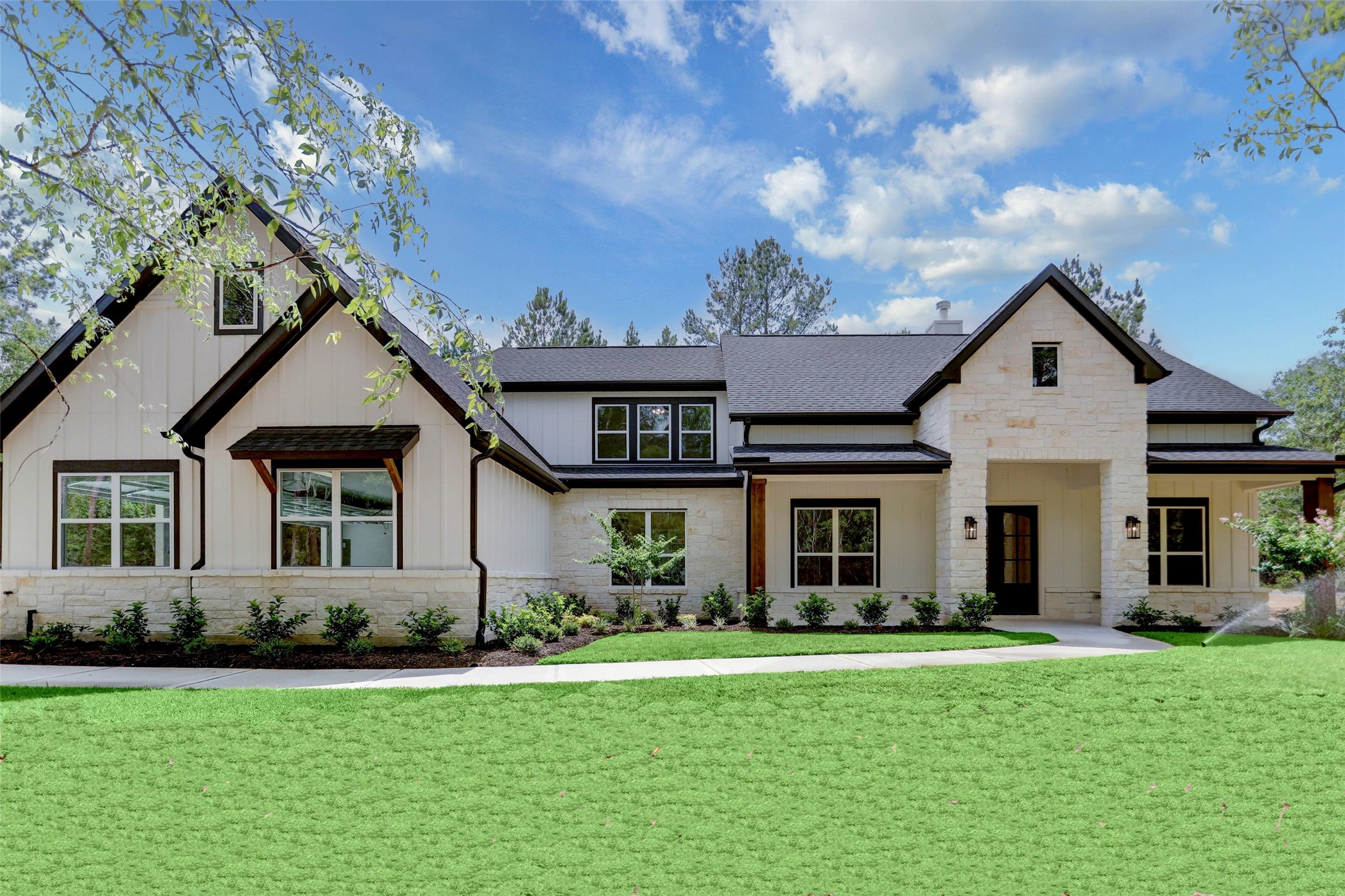 THE PICTURE SHOWN IS NOT THE ACTUAL HOME. TRINITY SIGNATURE HOMES IS BUILDING A SIMILAR FLOOR PLAN.