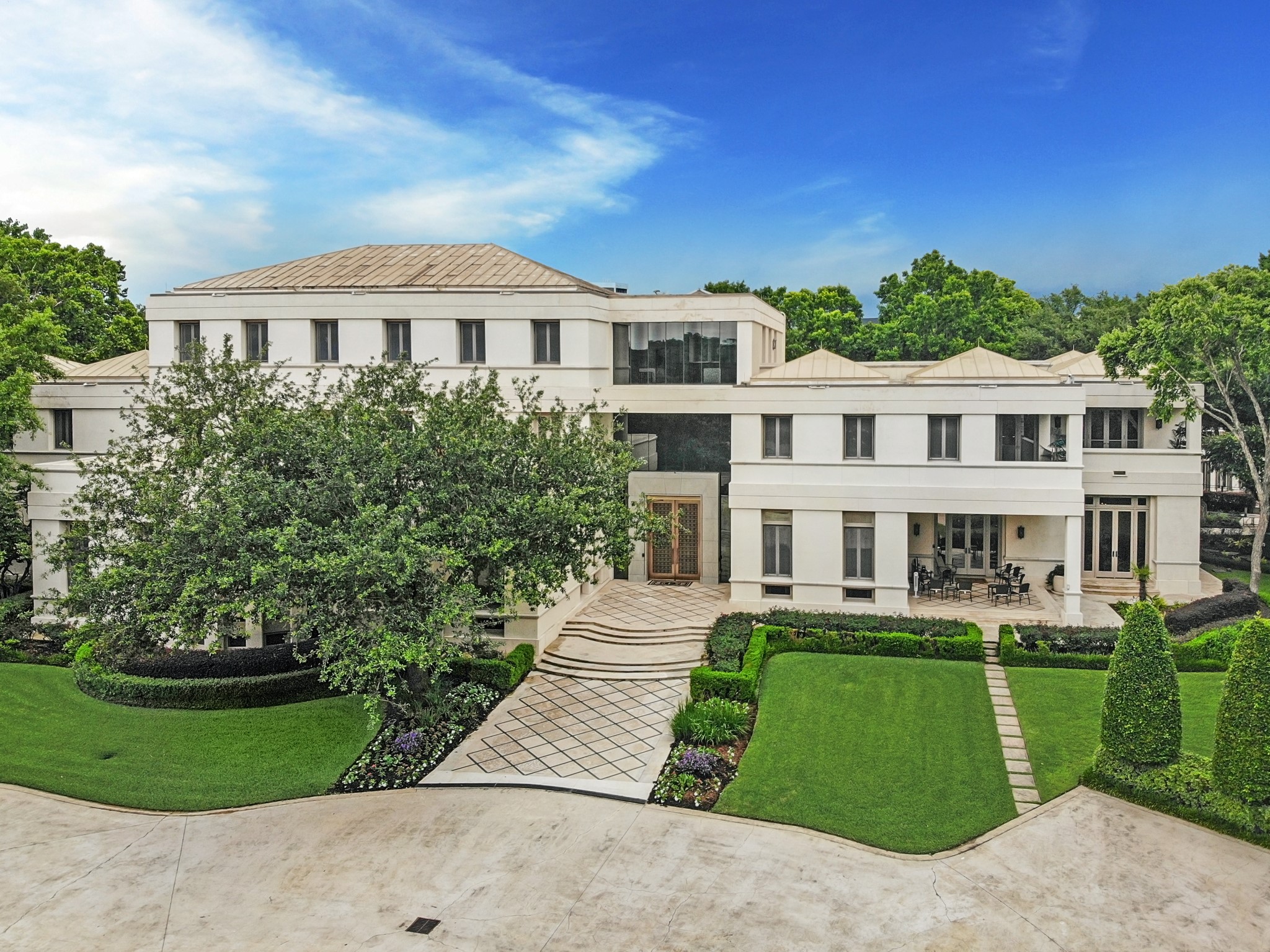 Escape to a world of opulent tranquility with this impeccably designed 22,880 sf 3-story palatial home in Houston’s most prestigious residential community. Framed with meticulous contemporary landscaping, this jaw-dropping estate is perfectly positioned on a 137,650 sf lot on Kirby Drive and boasts an incredible state-of-the-art facade.
