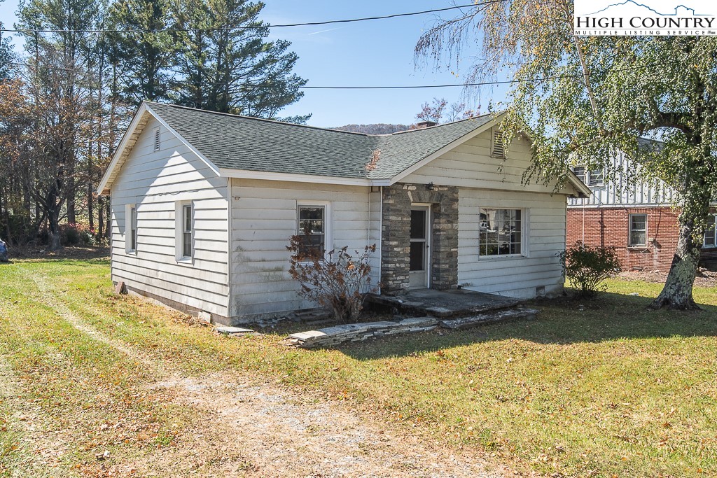 Rare downtown Newland home on the market for the first time. Many possibilities with this charming 1950's home. The double-lot gives you space for a great yard, ample parking, and additional building/expansion. Original wood floors, ample light, and a prime location.