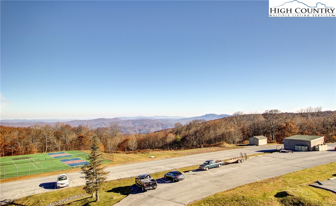 Top Floor 2BR with Mountain Views! Enjoy Pinnacle Inn amenities - indoor heated pool, hot tub, sauna, steam room, game room, & fitness room! Short drive from Beech Mountain hiking trails, cycling routes, slopes, shops, & restaurants! Tenant: 48 hour notice required.