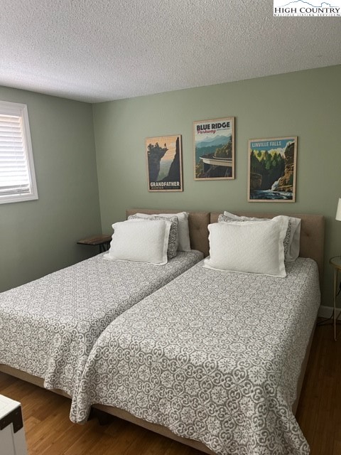 Fully Furnished and Ready to rent. Move fast and enjoy the perfect summer weather at Sugar Mountain. Walk to Sugar Mountain Golf and Tennis courts or To skiing in the winter. Clean and tastefully decorated. Sleeper sofa in living room allows you to sleep four comfortably.