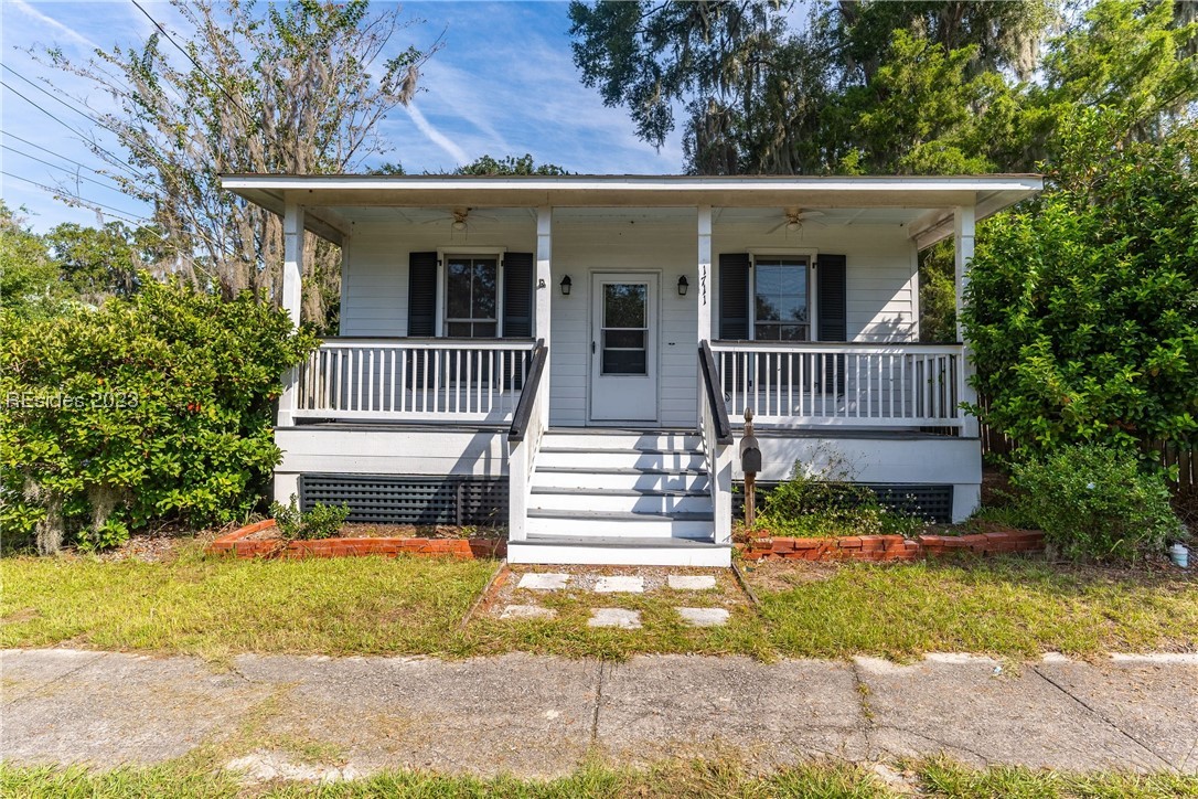 Rare opportunity to own this charming home located in the historic district of downtown Beaufort. With a little "TLC" this is an incredible value. This Low Country Gem is close to local shops, restaurants and the Waterfront Park.  This house has a spacious open concept  floor plan that includes a kitchen/great room, 2 bedrooms, one full bathroom and a laundry area. Outside you will find a sizable front porch to sit and relax on.