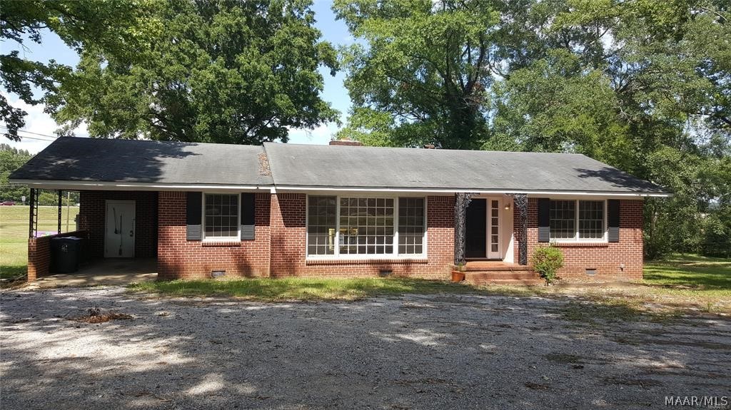 This 3 bedroom 1.5 bath home sits on 1.24 acres.  Two living areas, both have fireplaces. Great property with plenty of room to grow. Call for a showing or call your favorite realtor.