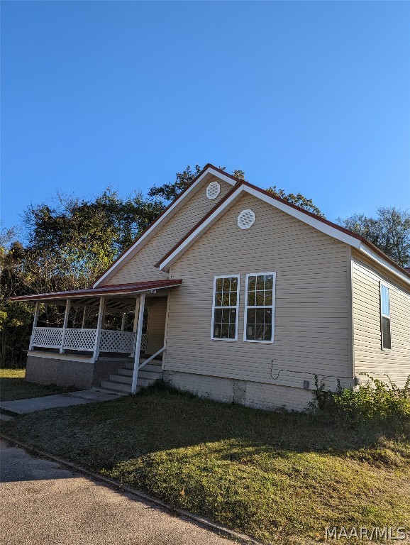 3 Bedroom, 1 Bath
$995.00 / month $995.00 / security deposit
NEW CARPET, NEW PAINT
No inside pets. 
Central Heat & Air
Includes: Stove / Oven
Tenant pays utilities and must establish utilities in their name upon lease signing.
An application must be on file to rent. E-mail rentals@newstonerealty.net or download an application at www.newstonehomes.com.