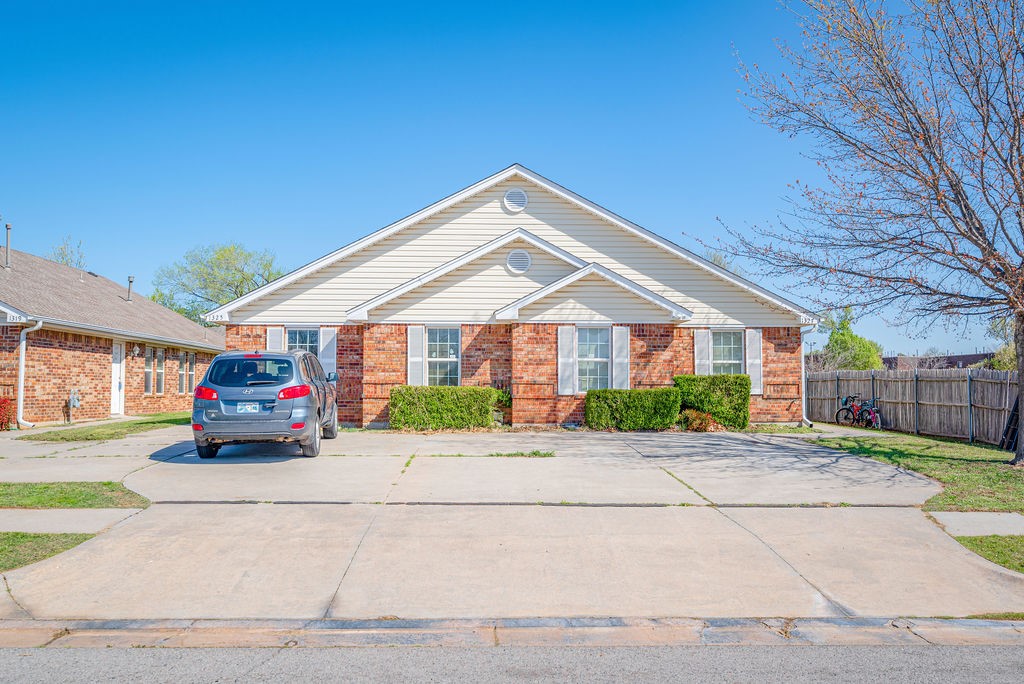 Great investment opportunity in the highly sought after Norman school district! Well maintained, open floor plan with 4 Bedrooms, 2 Bathrooms, and laminate floors. Unit is currently rented for $1325 with a lease expiring end of May 2023.
Condo association is self managed and will be handed off to owners of the 4 units currently for sale: 1317/1319/1325/1327 are in the same 'association'.