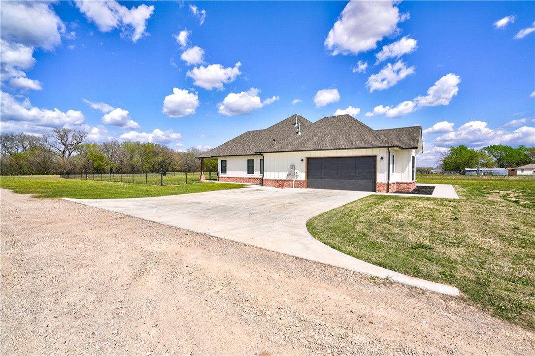48294 Garretts Lake Road, Shawnee, OK 74804 ranch-style home featuring a front lawn