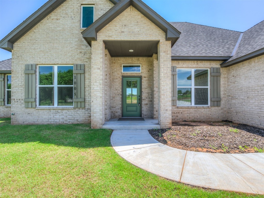 1005 Heritage Hills Drive, Tuttle, OK 73089 property entrance featuring a lawn