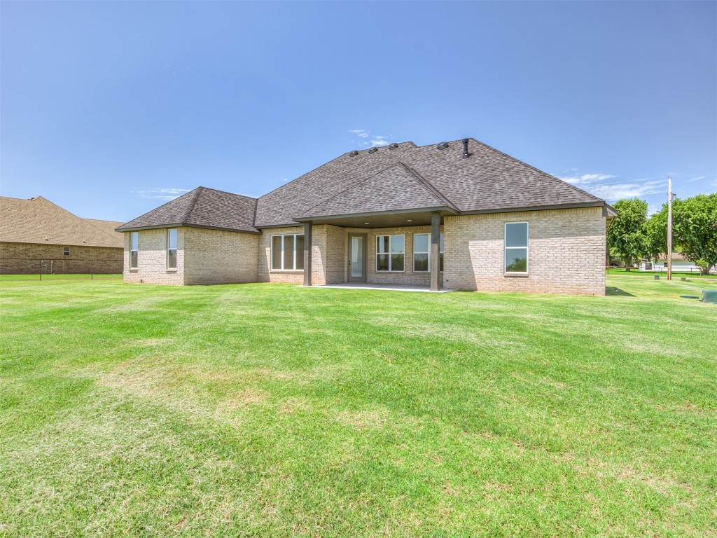 1005 Heritage Hills Drive, Tuttle, OK 73089 back of property with a yard