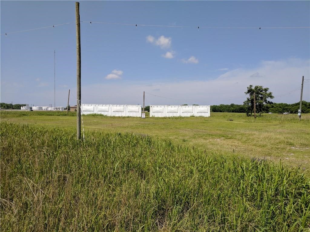 Large rectangular commercial lot with electricity onsite located in prime area of Oklahoma County. This lot is easily
accessible to all major roads, including I-35 and I-40.