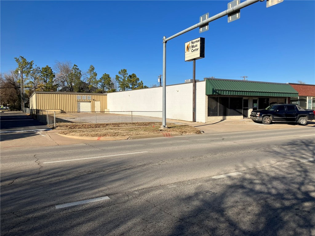 High traffic location.  This space was occupied by one tenant for over 50 years.  This will be great for either an office of retail use.  Plenty of parking.  Potential opportunity to Lease the connected warehouse space in the future. Fenced in parking lot YARD - A separate warehouse building on the property can potentially be leases as well.