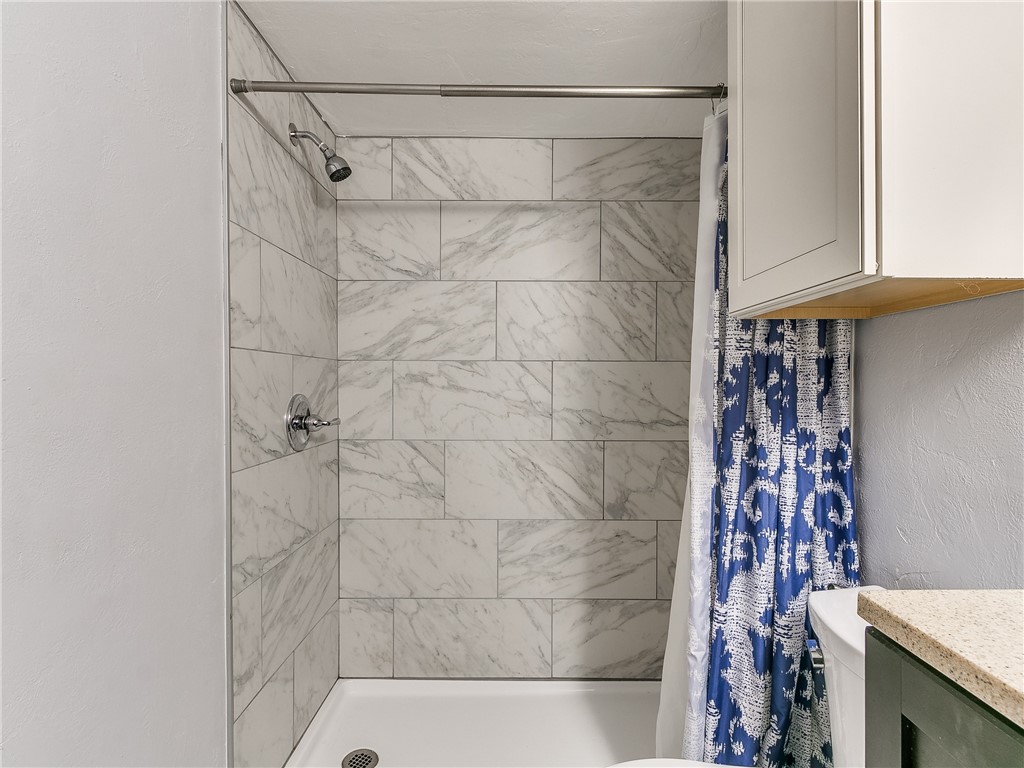 14407 N Pennsylvania Avenue, #12P, Oklahoma City, OK 73134 bathroom with toilet, a shower, shower curtain, and vanity