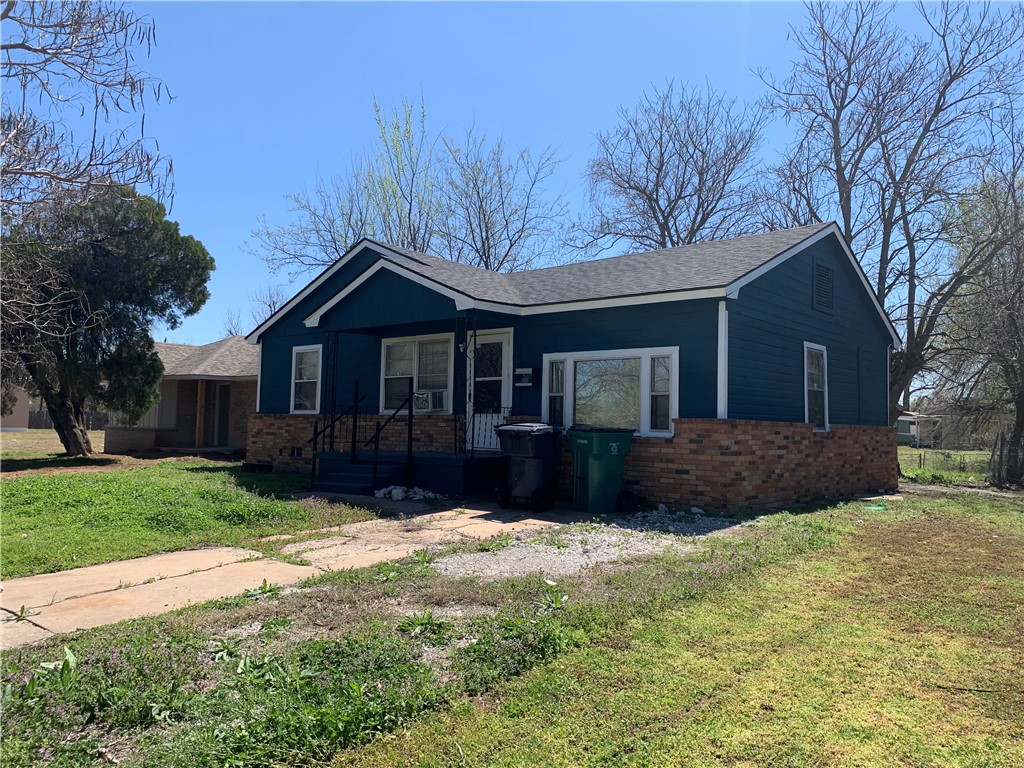 This three bed one bath home is easy to rent. Two living areas and separate dining area. Sewer line 2018, Hot water Tank 6/2019. Property sold "As Is"

Agent/Owner
