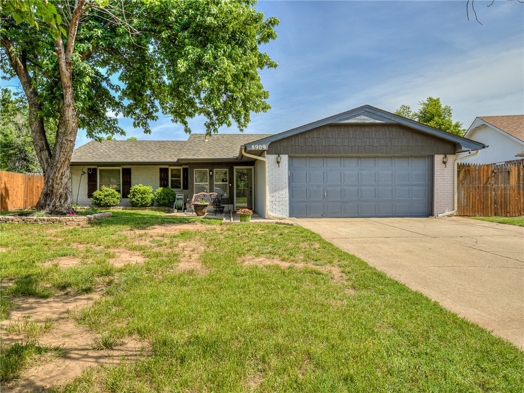 8909 Kenny Circle, Oklahoma City, OK 73132 ranch-style house featuring a front lawn