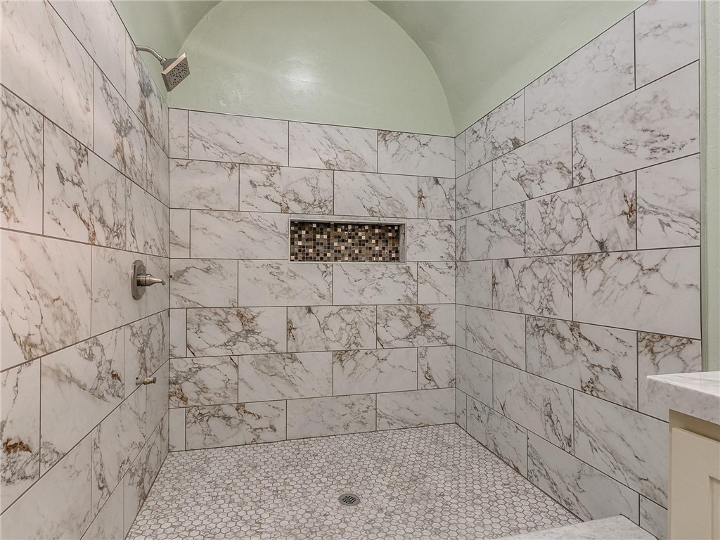 2115 N Jordan Avenue, Oklahoma City, OK 73111 bathroom with a shower