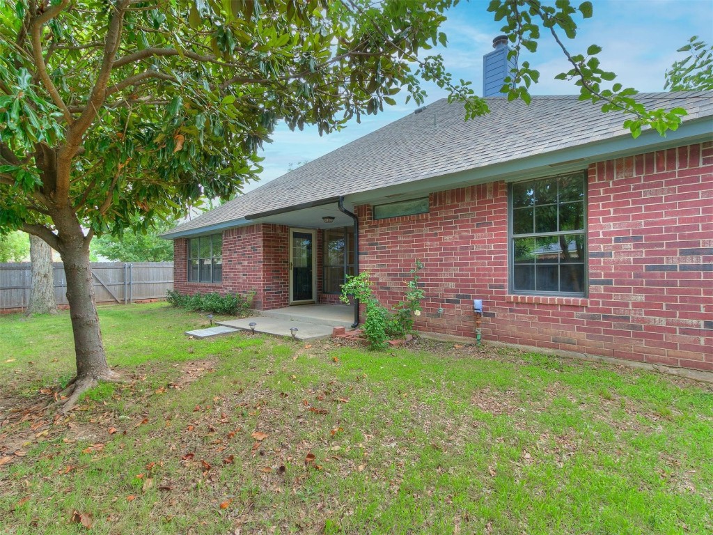 201 Pinafore Drive, Norman, OK 73072 back of property with a yard