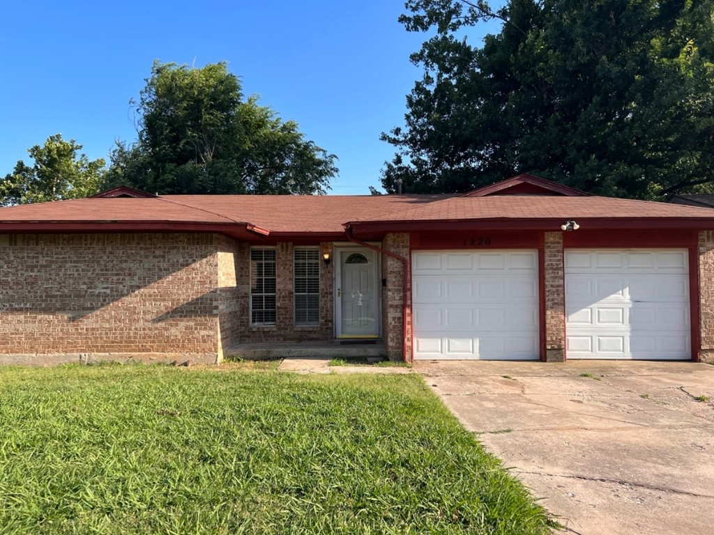 Great 3 bed 1.5 bath home with 1 car garage. Bonus living area with built-ins that can be formal dining. Kitchen comes with appliances. Master has a half bath en suite. Large backyard with pergola.