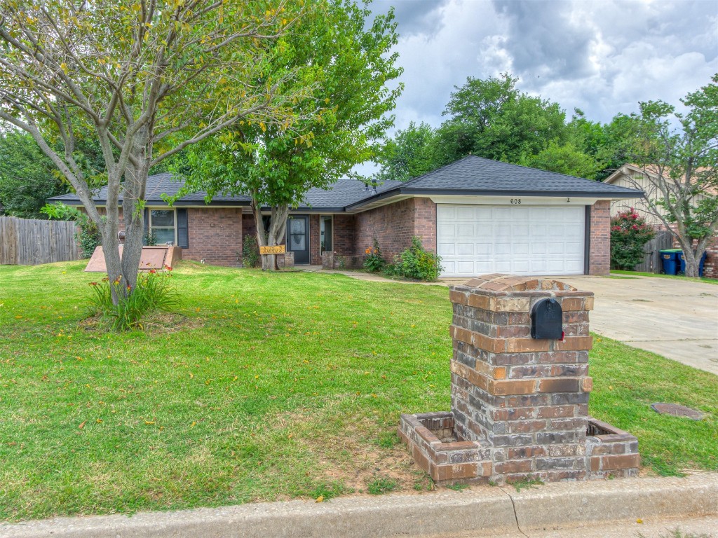 608 SW 26th Street, El Reno, OK 73036 ranch-style home featuring a front yard