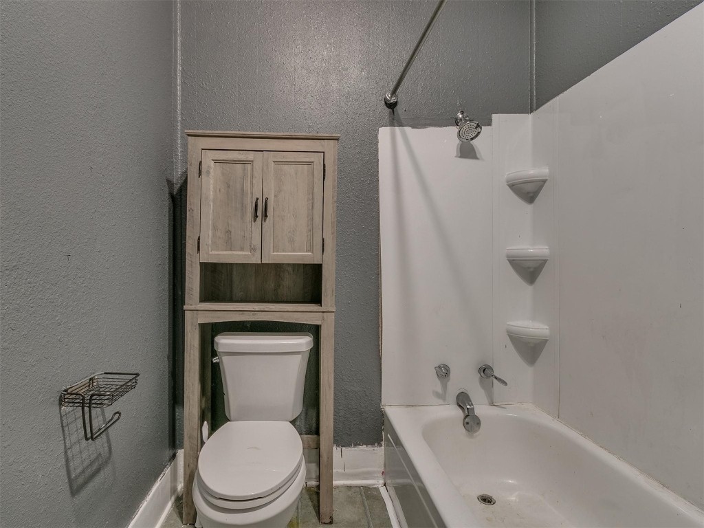 717 N Market Avenue, Shawnee, OK 74801 bathroom featuring toilet and bath / shower combination